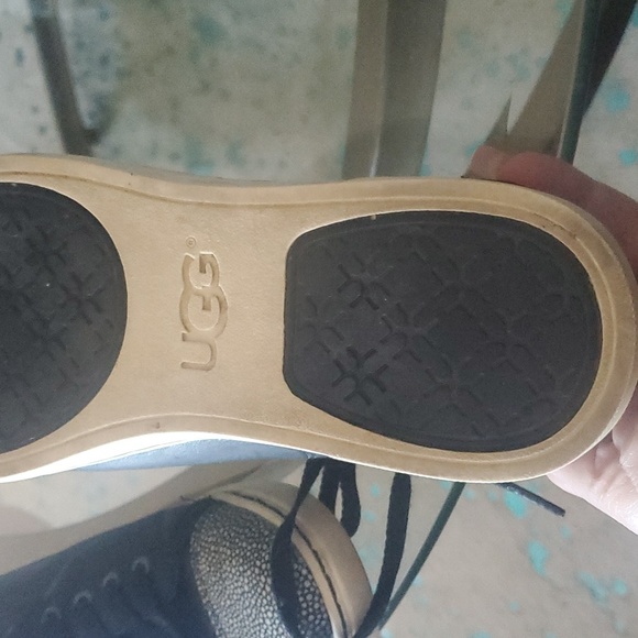 Ugg 8 - Picture 4 of 6